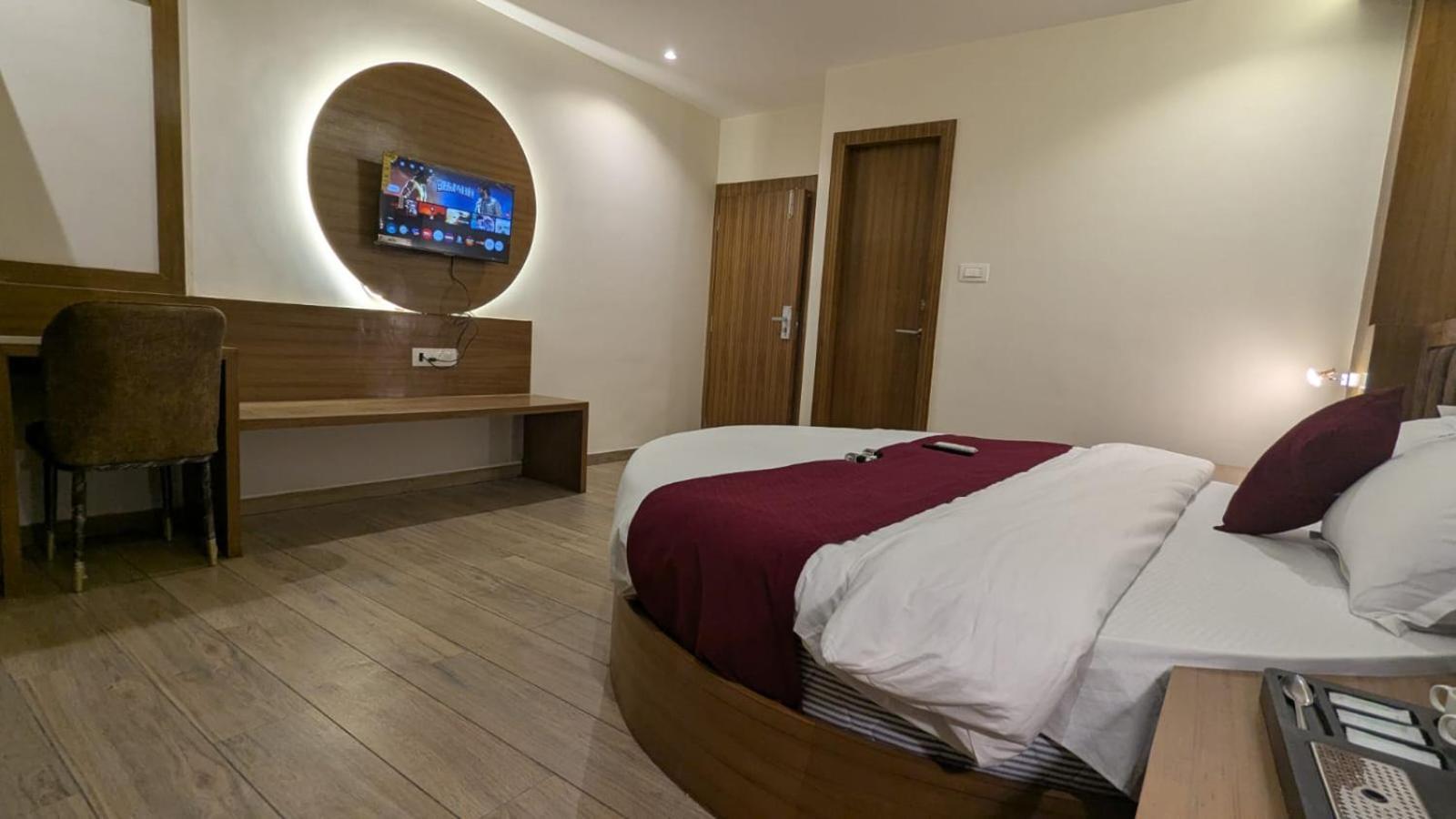 Hotel Silver Park Мумбаи Экстерьер фото