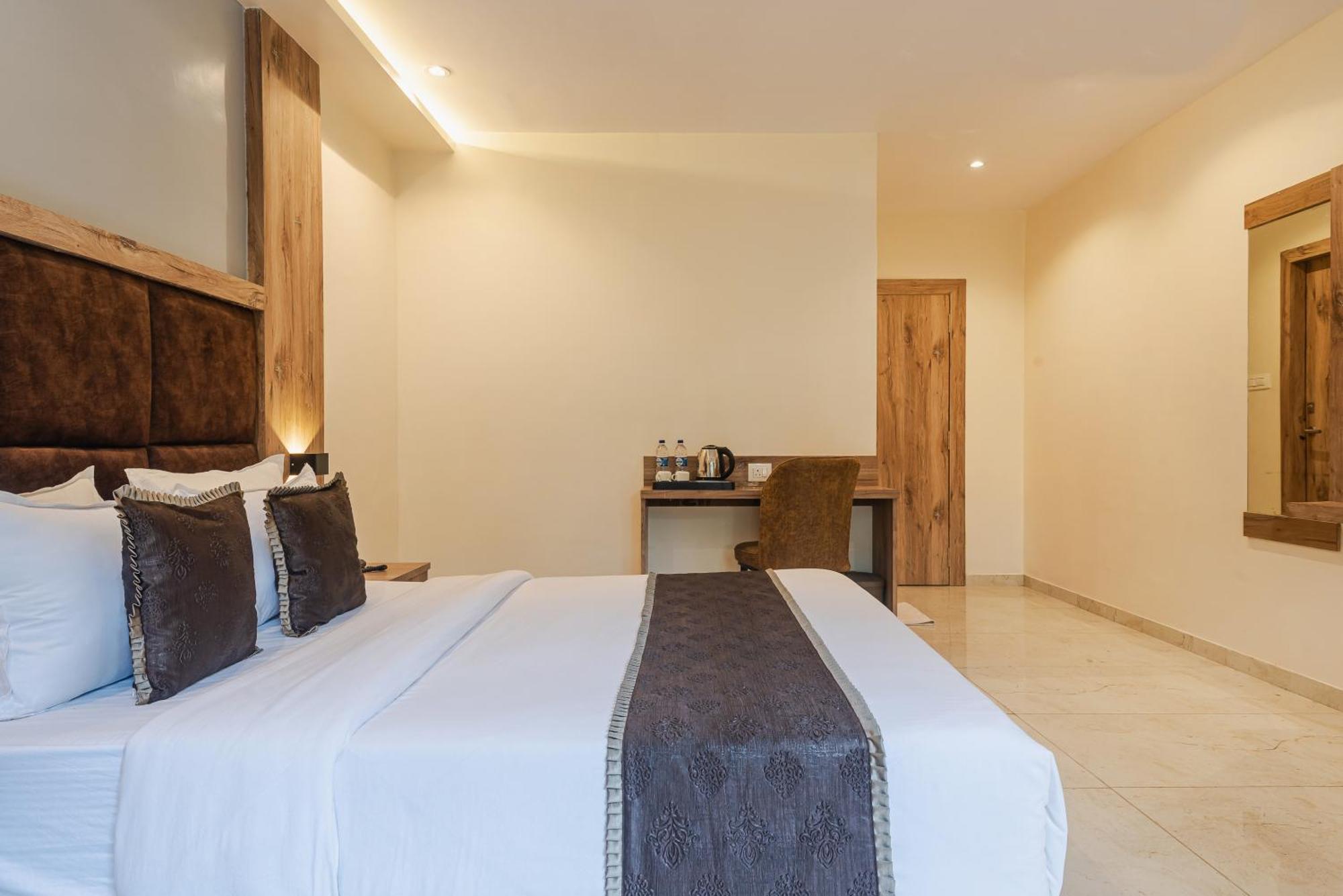 Hotel Silver Park Мумбаи Экстерьер фото