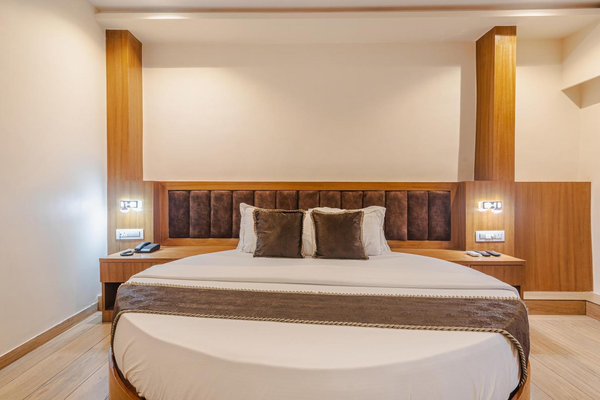Hotel Silver Park Мумбаи Экстерьер фото