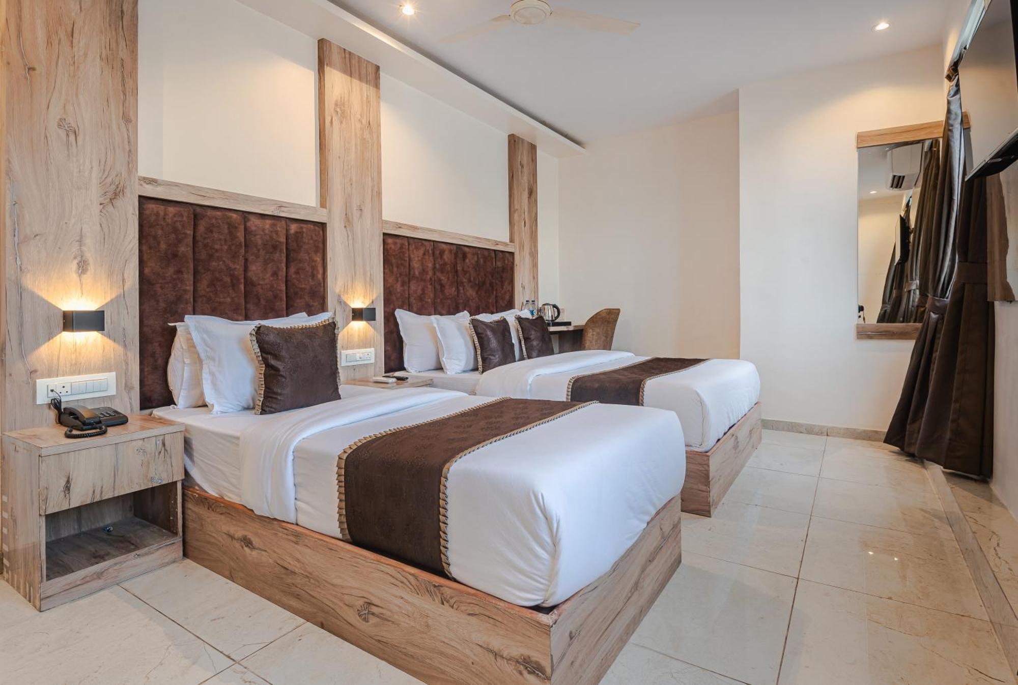Hotel Silver Park Мумбаи Экстерьер фото